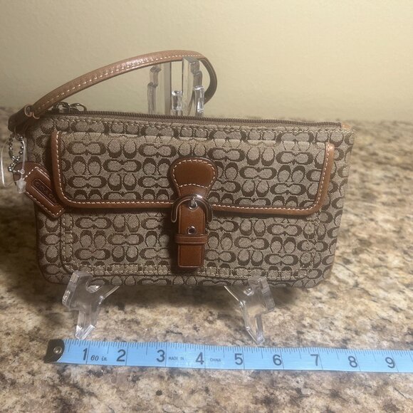 New COACH Signature Canvas Buckle Pocket Envelope Zip Wristlet - Picture 1 of 2